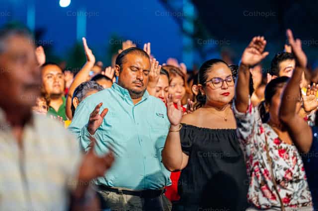 People in adoration - Catholic stock images - Photo by Hein Palma