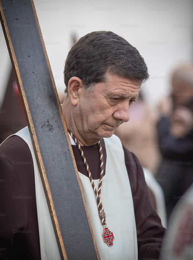 Cófrade durante procesion de semana santa - Banco de imágenes católicas - Fotografía por Yandry Fernández Perdomo