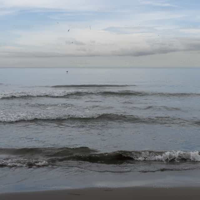 Calmado horizonte marino de playa en tonos grises - Banco de imágenes católicas - Fotografía por Sandra Otalora
