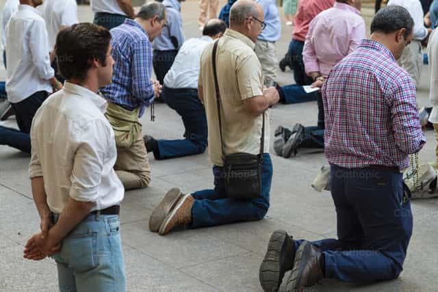 Rosario de hombres - Banco de imágenes católicas - Fotografía por Julián Iglesias