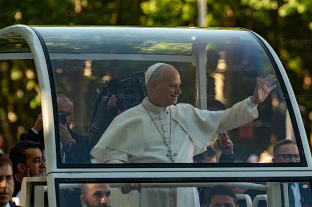 El papa León XIV saludando - Banco de imágenes católicas - Fotografía por Rodrigo De Miguel