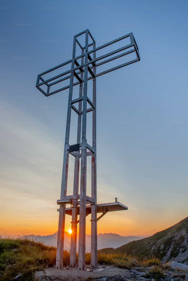 Oración ante el crucifijo - Banco de imágenes católicas - Fotografía por Pierluigi Palazzi