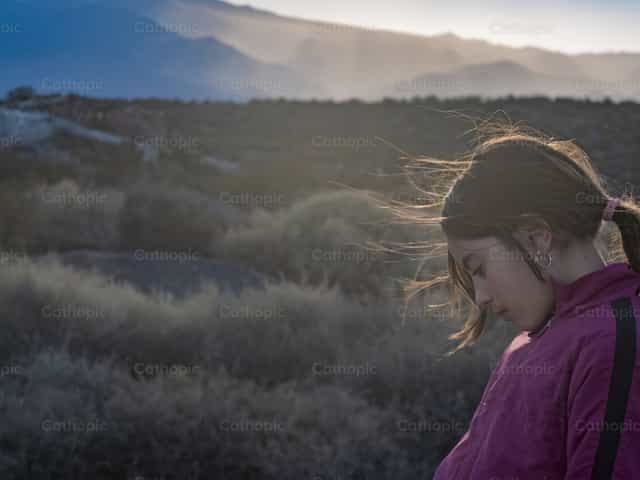 Nina meditando al aire Libre - Banco de imágenes católicas