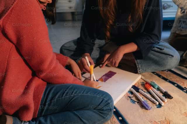 Anak na babae at ina na gumuhit ng tanda ng krus - Mga Catholic stock image - Larawan ni Almures Studio