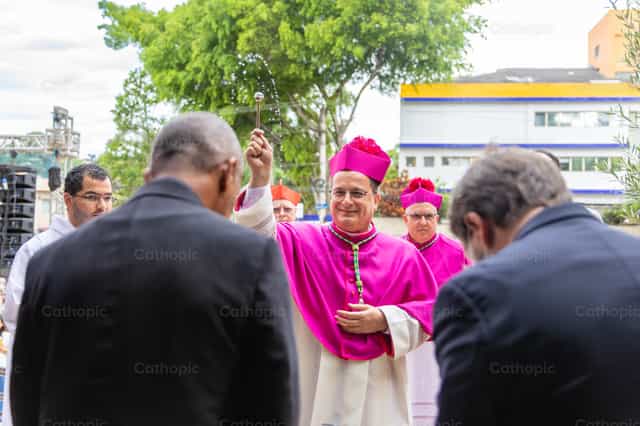 Rociado de agua bendita - Banco de imágenes católicas - Fotografía por Érica Viana