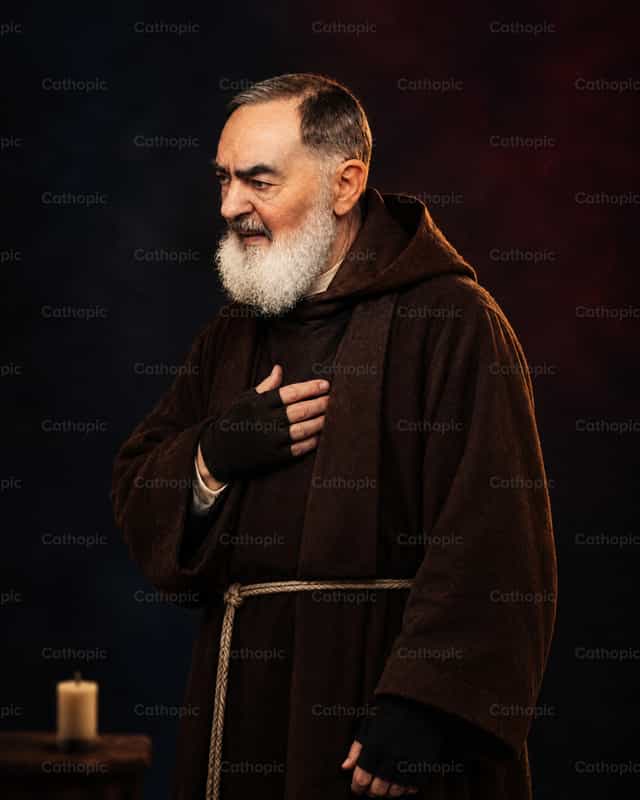 Si Padre Pio na may kamay sa dibdib - Mga Catholic stock image