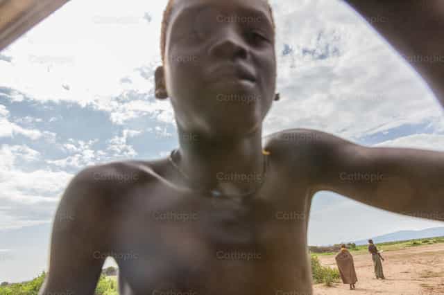 Niño delante de la ventana del camión - Banco de imágenes católicas - Fotografía por Yael Portabales