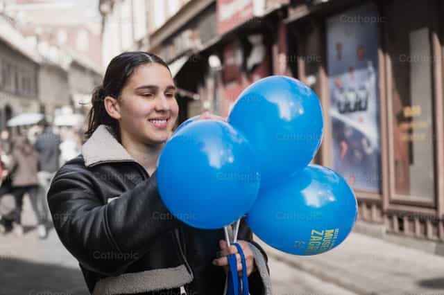 Menina alegre e balões - Imagens católicas de stock - Foto de Jakov Pleše