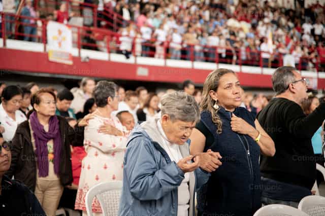 Communauté réunie lors d’une célébration - Images catholiques de stock - Photo de Carolina BR