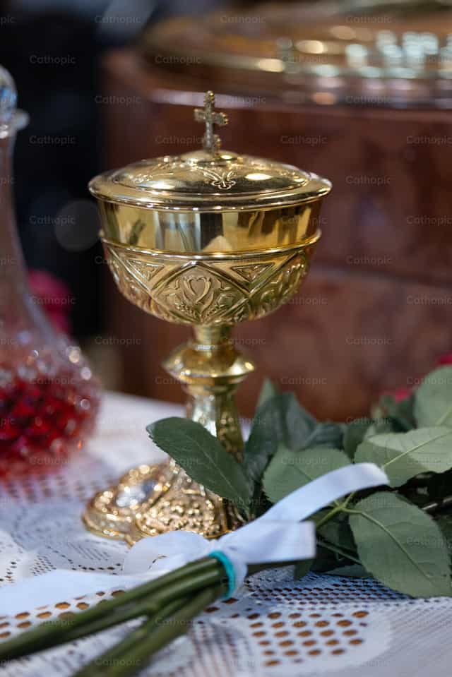 Ceremonia de boda con vaso sagrado católico - Banco de imágenes católicas - Fotografía por Cori Nations