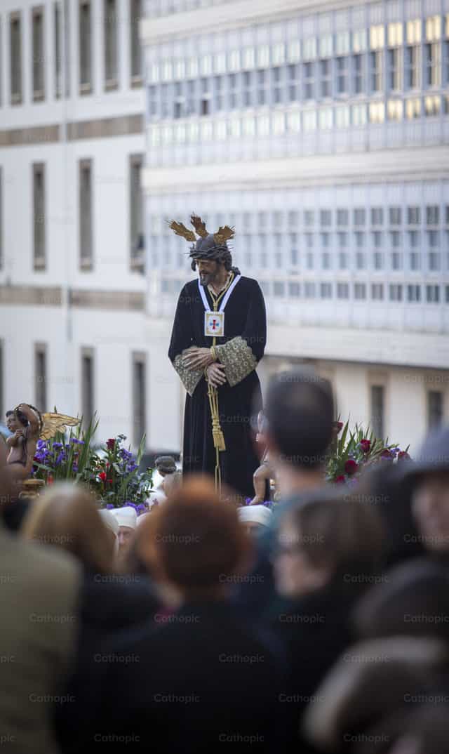 Personas miran hacia Jesus Nazareno atado de manos - Banco de imágenes católicas - Fotografía por Yandry Fernández Perdomo