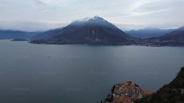 Montanha coberta de neve - Imagens católicas de stock
