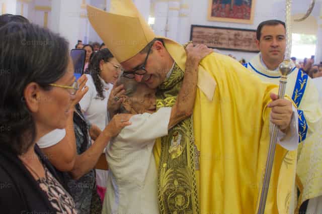 Pastor com o seu povo - Imagens católicas de stock - Foto de Enrique Casasola