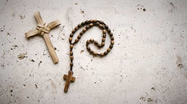 Spiraalvormig meditatiepatroon met houten kruis en rozenkransparels - Katholieke stockfoto's - Foto door Enma Bastidas