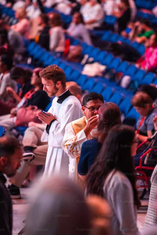 Sagrada Comunhão na NEC - Imagens católicas de stock