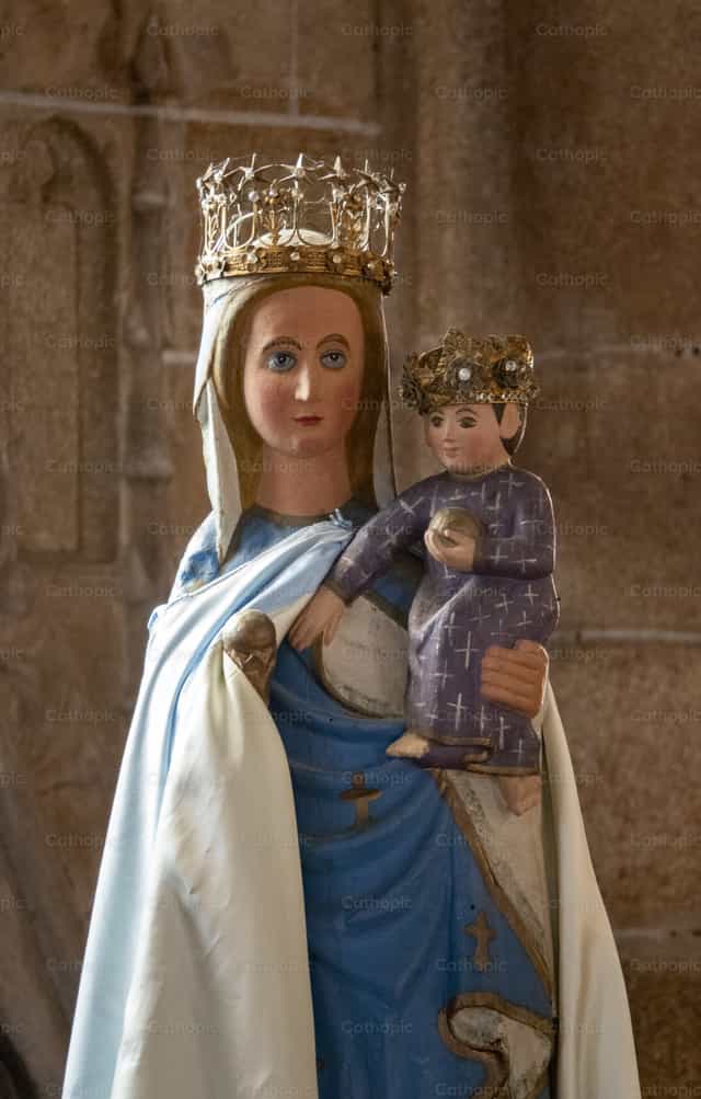 Estatua de la Virgen María y el Niño Jesús - Banco de imágenes católicas - Fotografía por Joan Sutter