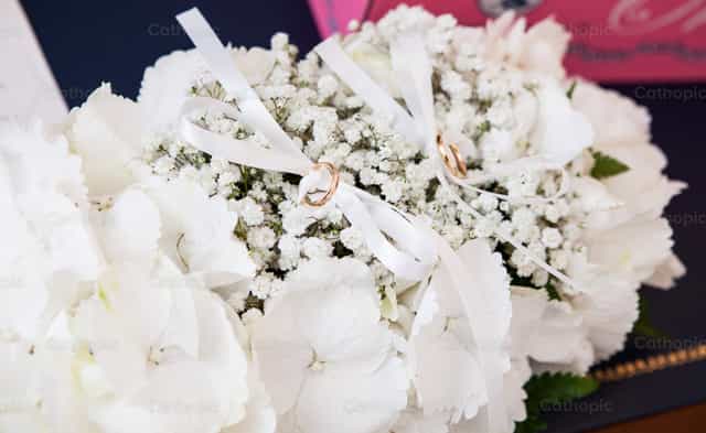Alianças de casamento - Imagens católicas de stock