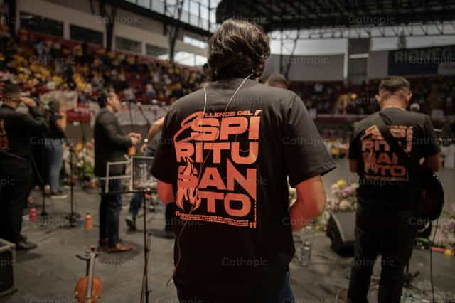 Música en vivo frente a la multitud - Banco de imágenes católicas