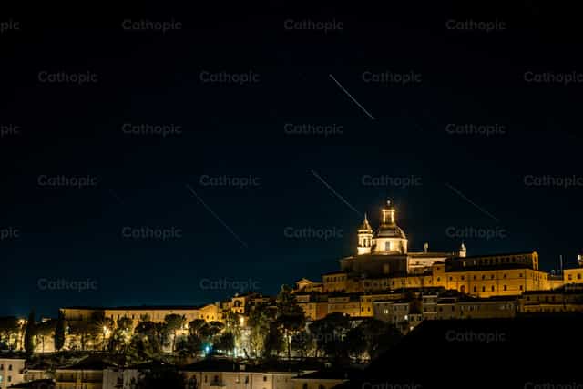 Macerata bei Nacht - Katholische Stockfotos