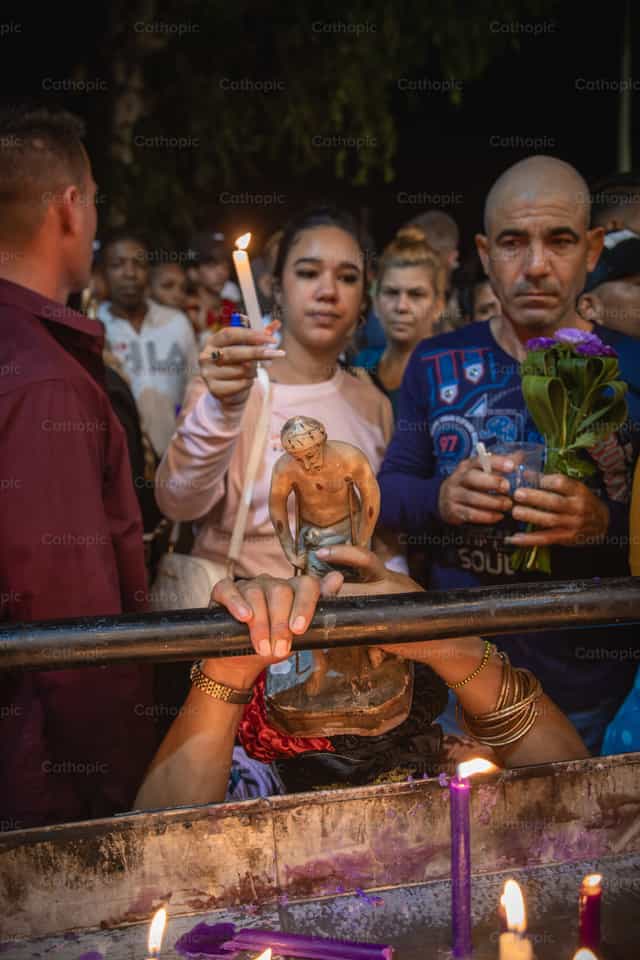 Cubanos con imagen de San Lázaro - Banco de imágenes católicas - Fotografía por Yandry Fernández Perdomo