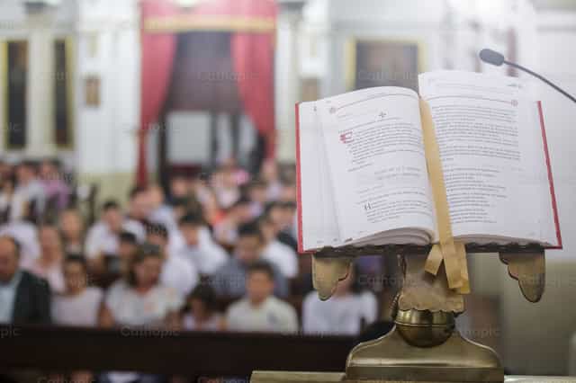 Leccionário aberto com leitura de São Mateus - Imagens católicas de stock - Foto de Diócesis de Córdoba