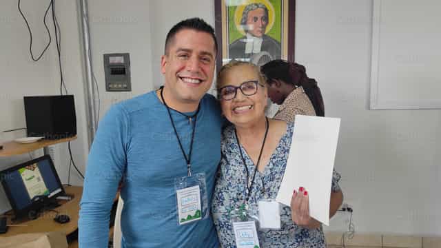 Dando cursos gratuitos en Tijuana - Banco de imágenes católicas