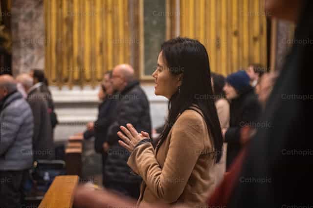 Mujer rezando - Banco de imágenes católicas - Fotografía por Lupe Belmonte