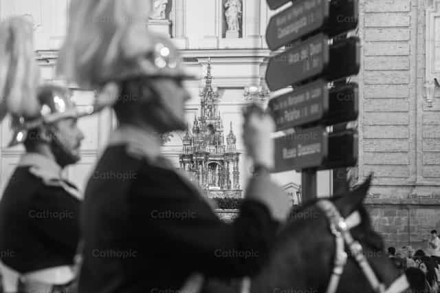 Carroza corpus christi resguardada por la policía - Banco de imágenes católicas - Fotografía por Rodrigo De Miguel