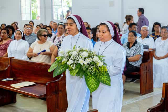 Ofrenda de flores en la Misa - Banco de imágenes católicas - Fotografía por Hein Palma