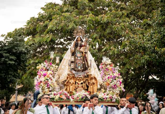 Procession of Our Lady of Mount Carmel Among the Faithful - Catholic stock images - Photo by Carolina BR