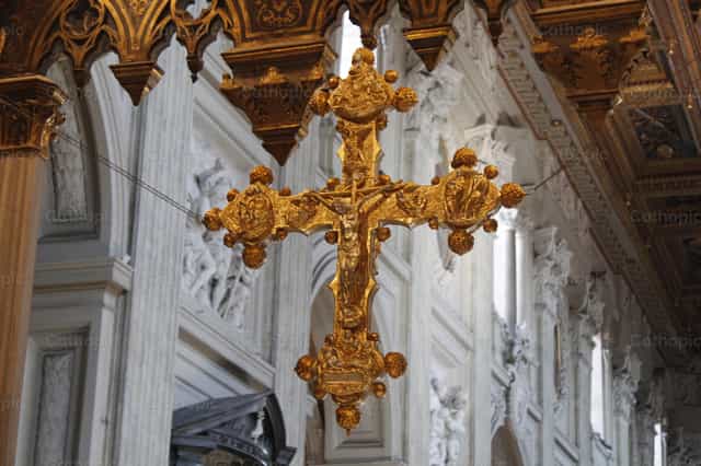 Cruz sobre el altar - Banco de imágenes católicas