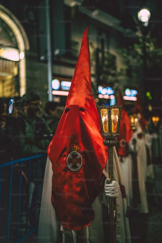 In processione con cappuccio e candela - Immagini stock cattoliche