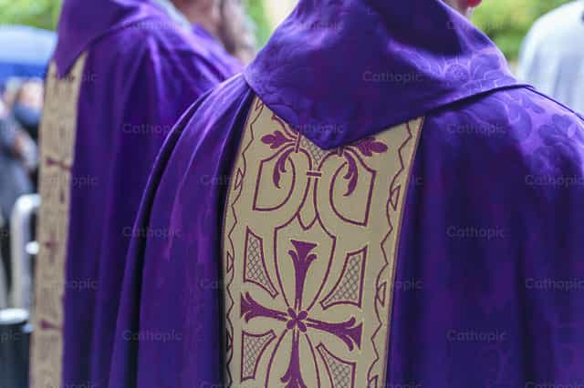 Casulla morada de sacerdote en tiempo de Cuaresma - Banco de imágenes católicas - Fotografía por Diócesis de Córdoba