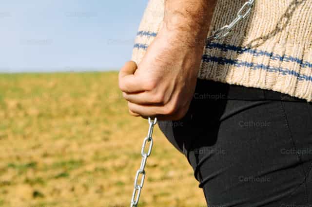 La cadena del pecado - Banco de imágenes católicas - Fotografía por Almures Studio