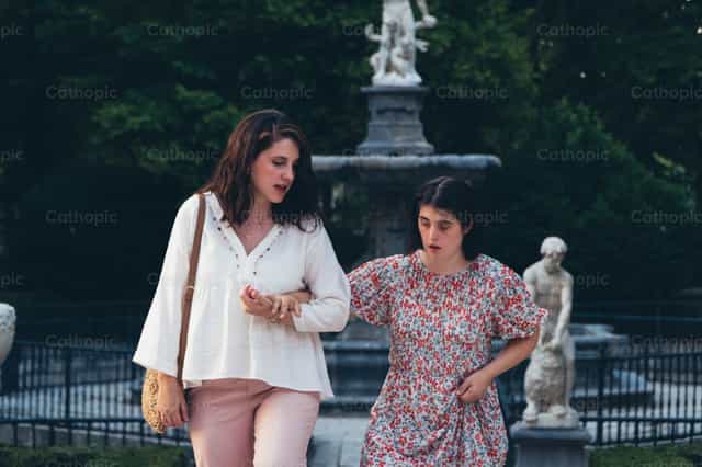 Caminando juntos - Banco de imágenes católicas - Fotografía por Almures Studio