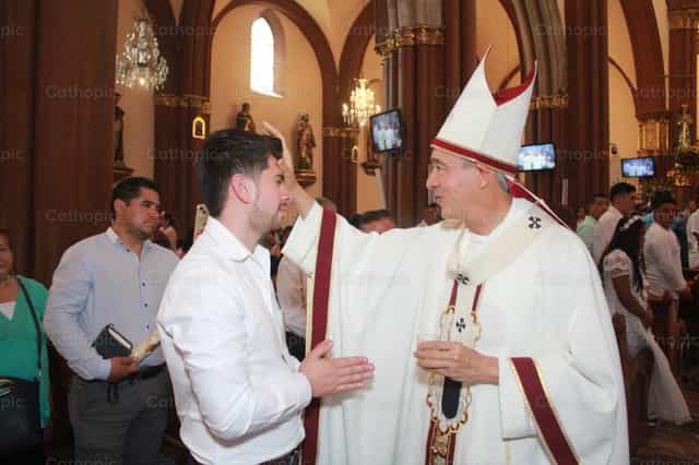 Vescovo che conferma - Immagini stock cattoliche