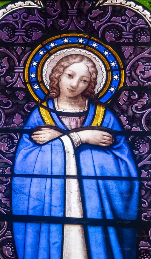 Gebrandschilderd glas van de Maagd Maria in gebed - Katholieke stockfoto's - Foto door Joan Sutter