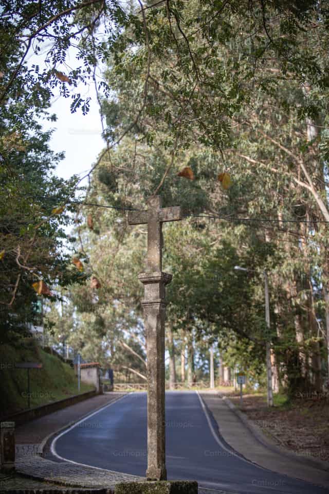 La Cruz en medio del camino - Banco de imágenes católicas - Fotografía por Yandry Fernández Perdomo