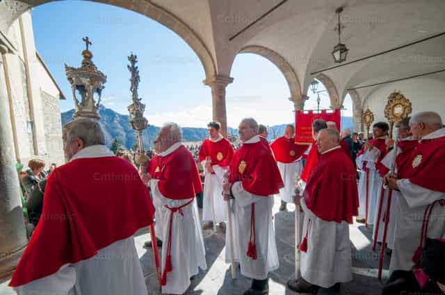 Congregación en la procesión de la Virgen - Banco de imágenes católicas