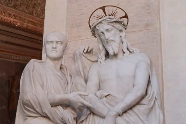 Jesús es sentenciado - Banco de imágenes católicas - Fotografía por encaminados vamos