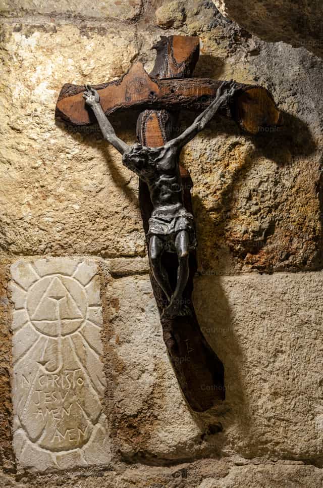 Crucifijo en la gruta de San Jeronimo - Banco de imágenes católicas - Fotografía por Titi Maciel Pérez