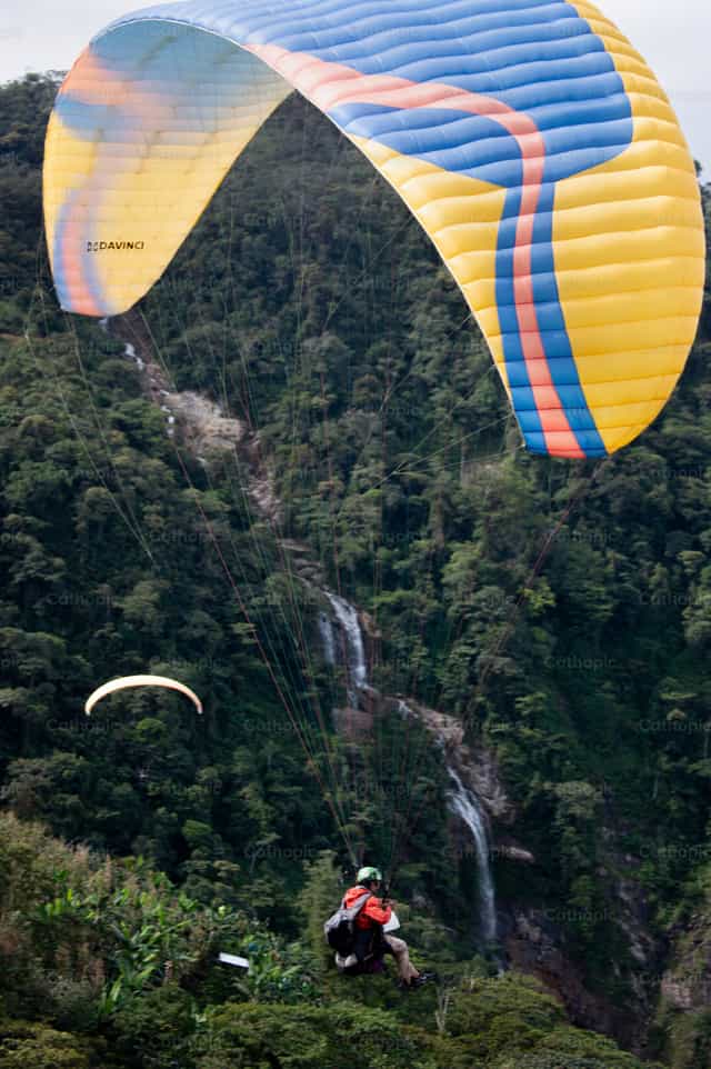 Voo de parapente - Imagens católicas de stock - Foto de Carolina BR