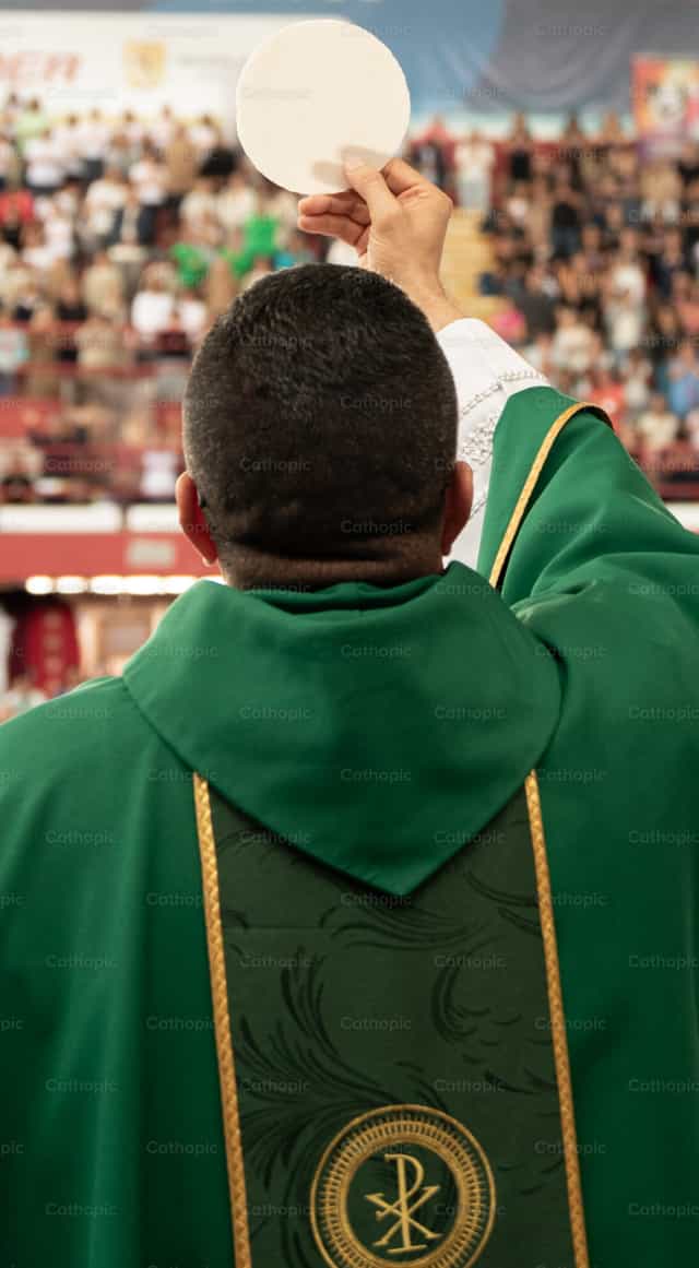 Elevação da hóstia consagrada - Imagens católicas de stock