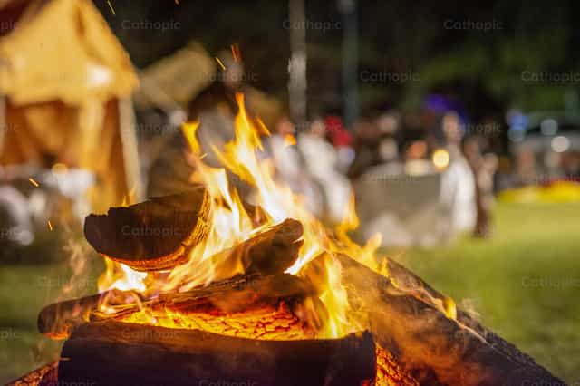 Camp Fire 2022 - Catholic stock images - Photo by Titi Maciel Pérez