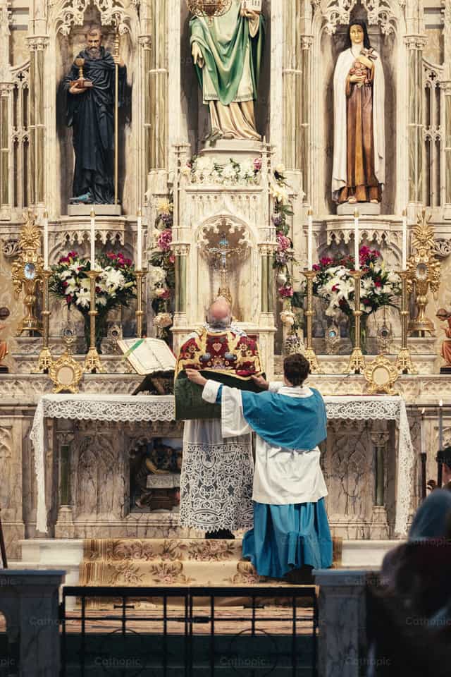 Elevación de la Eucaristía - Banco de imágenes católicas - Fotografía por Carlos Sierra