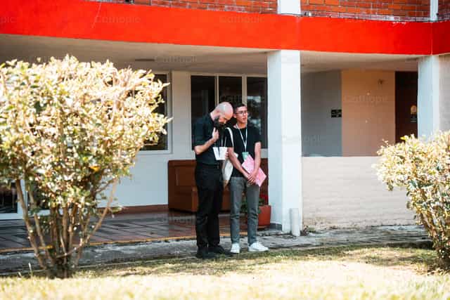 Direccion espiritual de sacerdote a joven - Banco de imágenes católicas - Fotografía por Carlos Gaviria