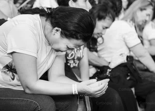 Oración comunitaria - Banco de imágenes católicas - Fotografía por Carolina BR