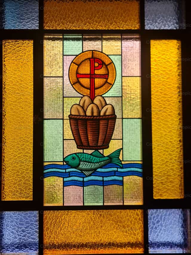 Vitral de los cinco panes y dos pescados - Banco de imágenes católicas - Fotografía por Paola Rossinelli