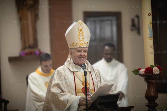 Obispo emérito de Santiago predica en la misa - Banco de imágenes católicas - Fotografía por Yandry Fernández Perdomo