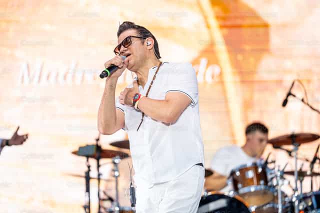 Cantante católico en un concierto de adoración. - Banco de imágenes católicas